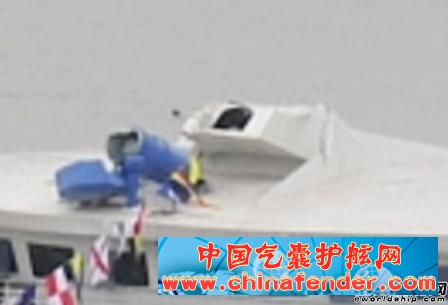 游船烟囱被切成两截 \
