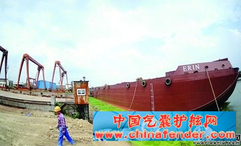 在吴江汾湖建造的1.2万吨级载重轮船 \
