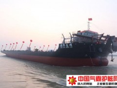 “领军荣耀”自航甲板货船在泰州口岸船舶采用气囊上排下水方式顺利吉水