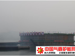 明月峡长江大桥钢围堰利用气囊成功下水